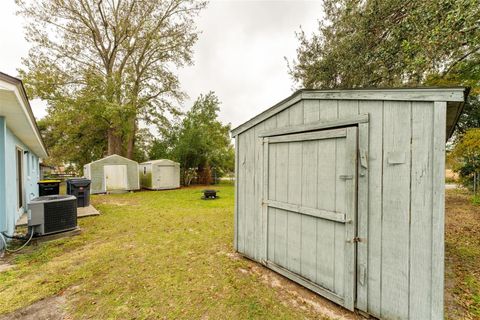 A home in AUBURNDALE