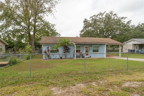 A home in AUBURNDALE