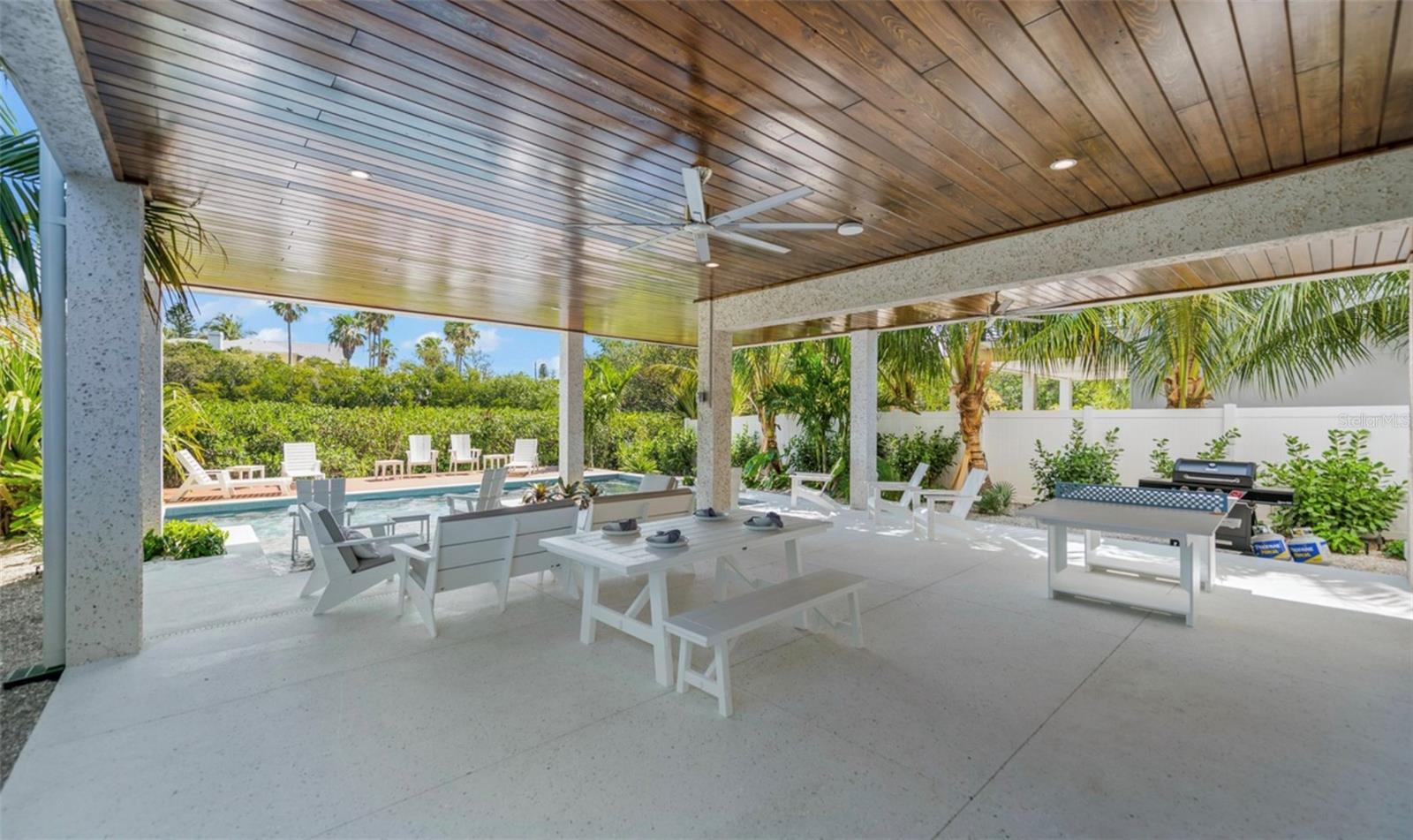 7074800; 302 COCONUT AVENUE; LOT 1; PB 0070/0185 - Residential