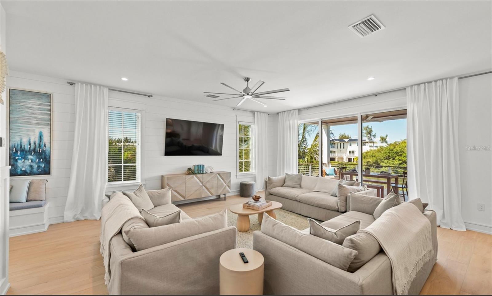 7074800; 302 COCONUT AVENUE; LOT 1; PB 0070/0185 - Residential