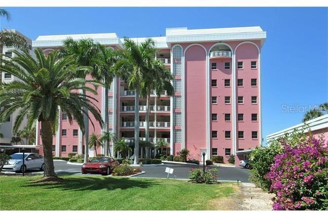 STUNNING VIEW OF SARASOTA BAY- Have your coffee or cocktail from the beautiful balcony seating area. Gourmet kitchen that will inspire any cook. Washer & Dryer in same floor. These 2-bedroom 2 bath unit is a dream come true for vacationers- You won't want to leave! Conveniently located to downtown and St. Armands Circle. If you like to walk to restaurants and shopping, this is the place. Enjoy heated community pool!
AVAILABLE FOR AN ANNUAL STARTING JANUARY 2025