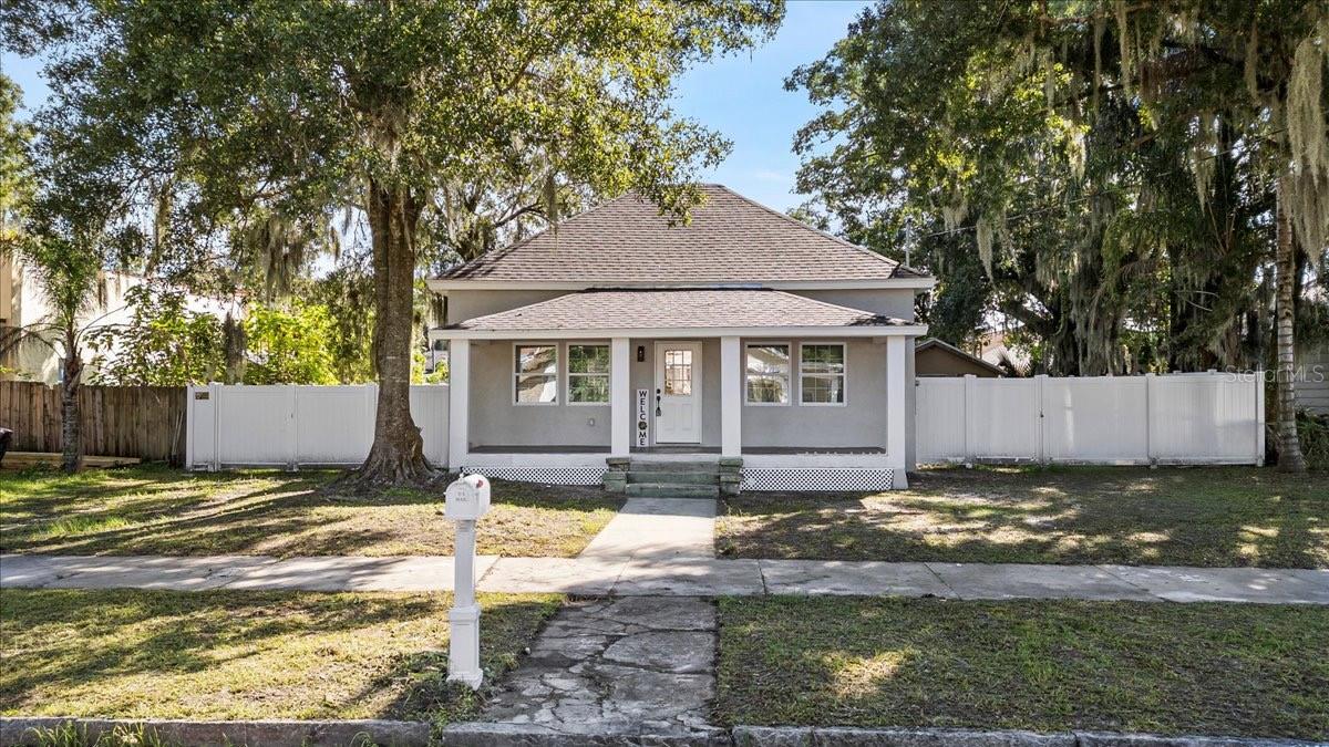 Beautiful property in the heart of Plant City, FL, completely remodeled, with a fence around it for your privacy, a super quiet neighborhood, close to schools and shopping... don't wait to live in a spacious property with well-located and spacious rooms.