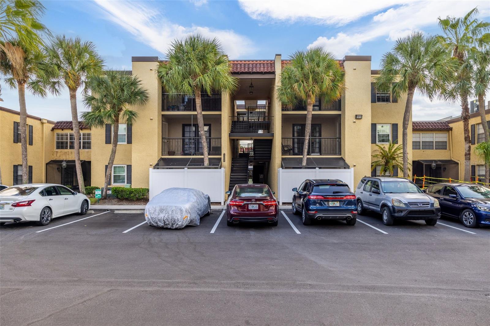 BEACH PARK! Come see this completely decked out 1 bedroom, 1 bathroom 776 sqft condo in the heart of one of Tampa's most desired neighborhoods. Just minutes from all the action, this unit is the epitome of living in luxury. The interior has been breathtakingly designed with a modern yet artistic motif that will be a definitely be a conversation starter with your friends and loved ones. This property is perfect for anyone looking for the very best in a location that gives you access to the best restaurants, entertainment, and shopping. Call today to schedule your exclusive viewing.