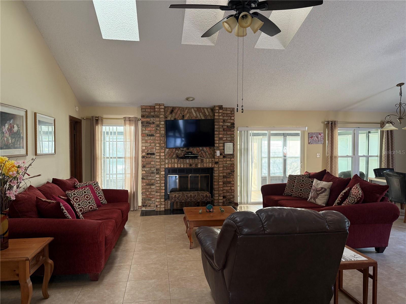 285 RINGWOOD DRIVE