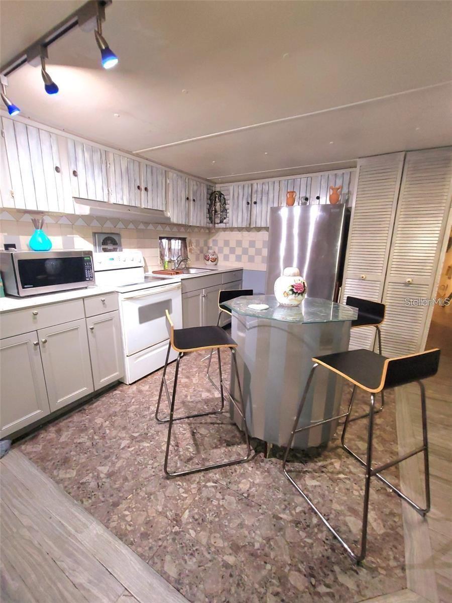 DIXIE GROVES ESTATES - Residential