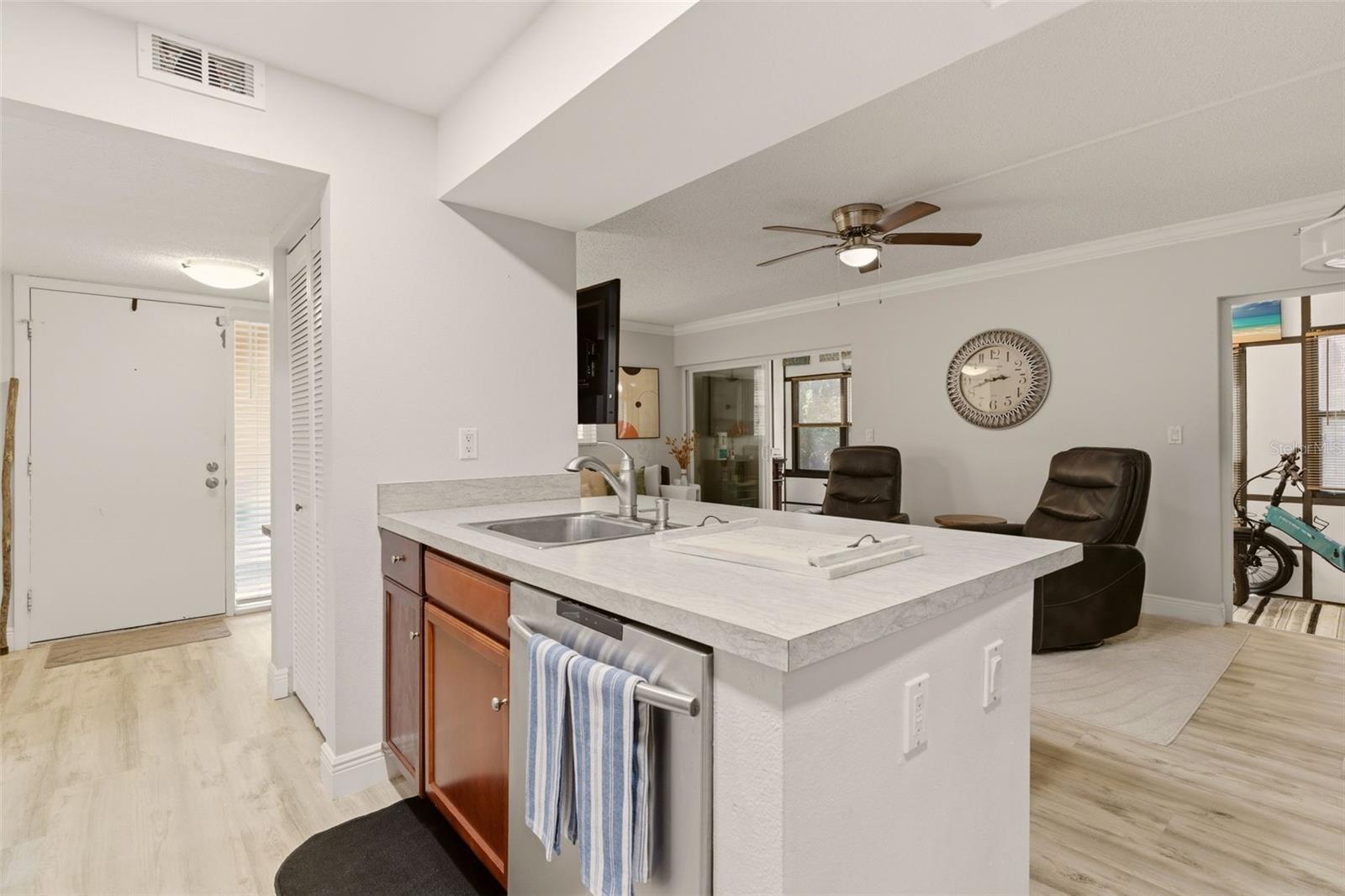 LAKESIDE CONDO APTS - Residential