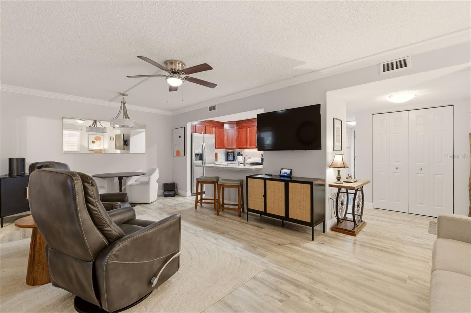 LAKESIDE CONDO APTS - Residential