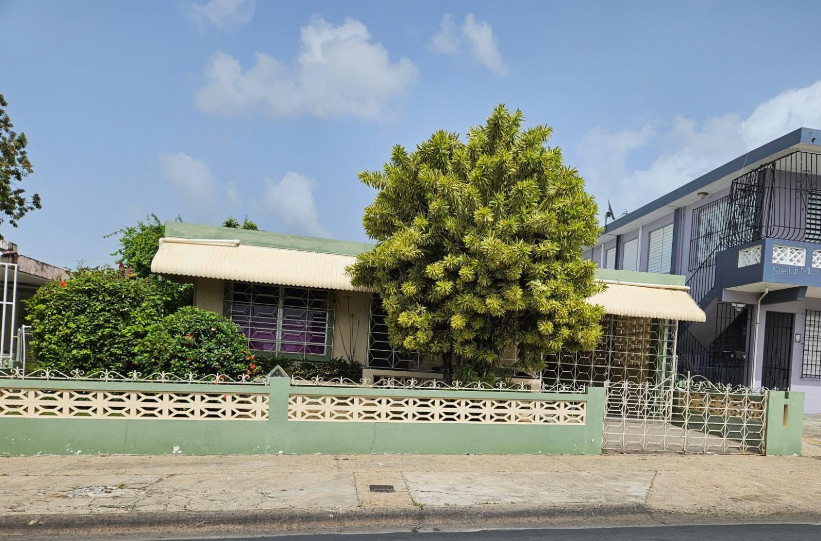 Excellent opportunity in a high-demand area of Bayamón! This mixed-use residential/commercial (RC zoning) property is strategically located on the main Santa Juanita Avenue. It features 3 bedrooms, 1 bathroom, living room, kitchen, dining area, and a double carport. Ideal for living, running a business, or both. Its privileged location offers high visibility and easy access to major roads, making it a smart investment.