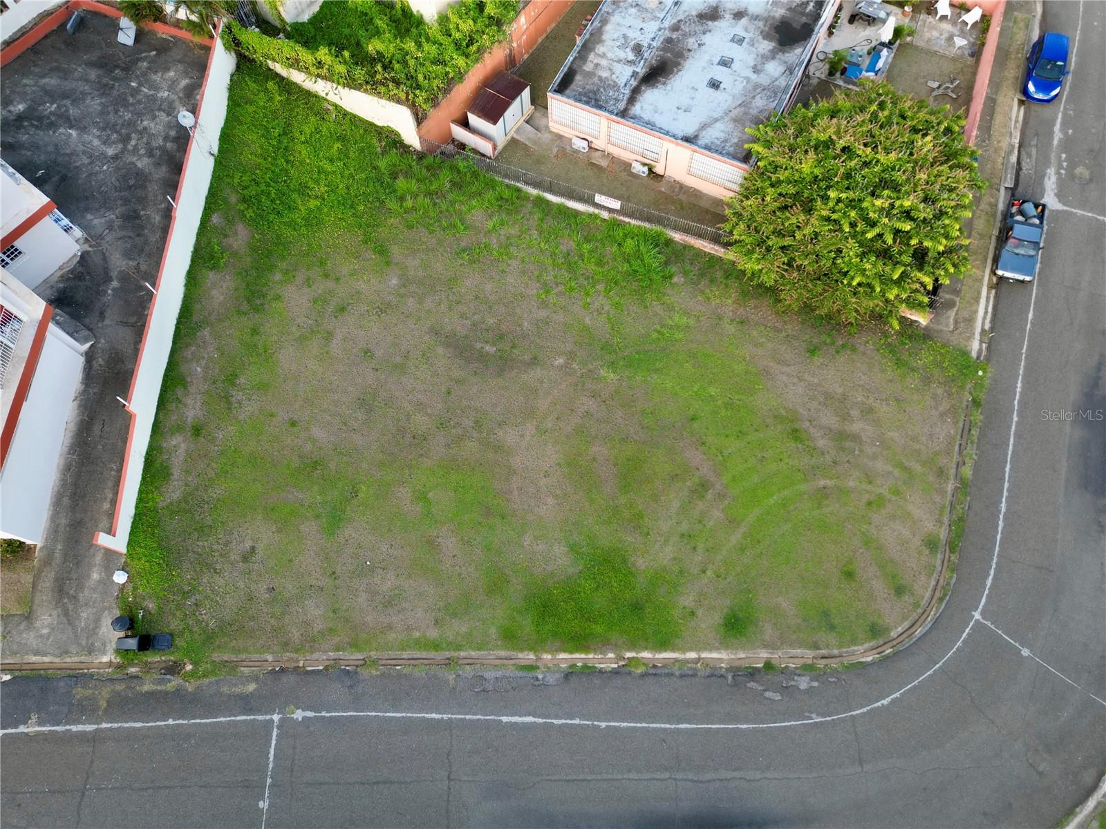 Last available lot in the exclusive Rexmanor Urbanization in Guayama. This is a unique opportunity to acquire a lot of approximately 557.42 square meters, zoned R-I, with access to all essential utilities: water, electricity, and sewer service. It’s the perfect place to build the home of your dreams in a well-established, quiet, safe, and well-maintained community. The neighborhood offers excellent recreational amenities, including a full-size basketball court and an active pickleball community. Additionally, direct owner financing is available, making the purchase process even easier. Don’t miss the chance to live in one of Guayama’s most sought-after residential areas.