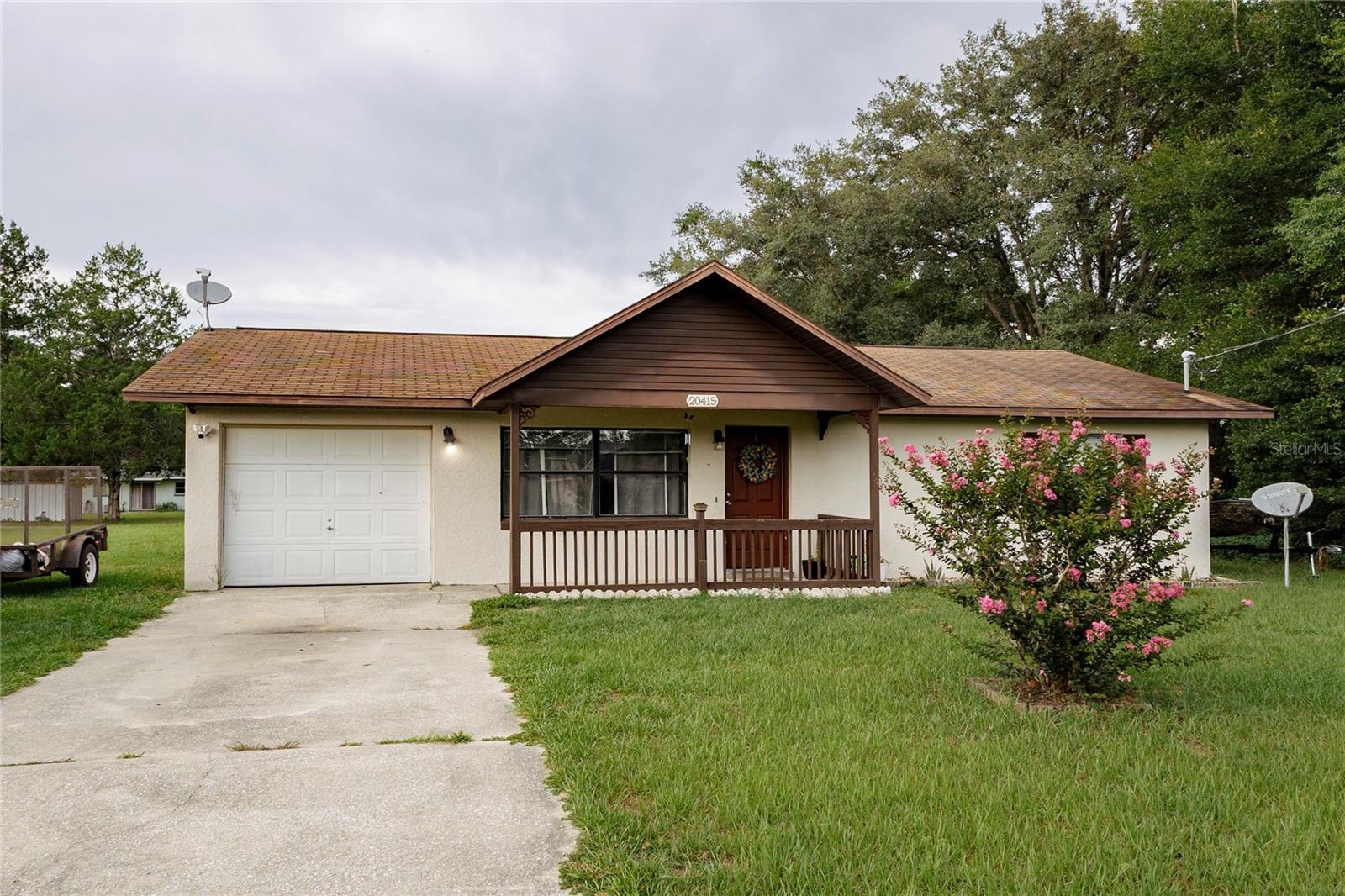This 2-bedroom, 1-bath ranch-style home is the perfect blend of comfort and convenience. Step inside to find a cozy, functional layout complemented by a brand-new AC for year-round comfort. Outside, the fully fenced backyard offers endless possibilities—whether you're dreaming of a garden, space for pets to roam, or cozy bonfires under the stars.
Enjoy the Florida lifestyle just minutes from the area's beautiful natural springs, with easy access to the World Equestrian Center (only 20 minutes away) and a quick drive to the coast. This property delivers peaceful country living without sacrificing proximity to top-tier recreation, shopping, and dining.