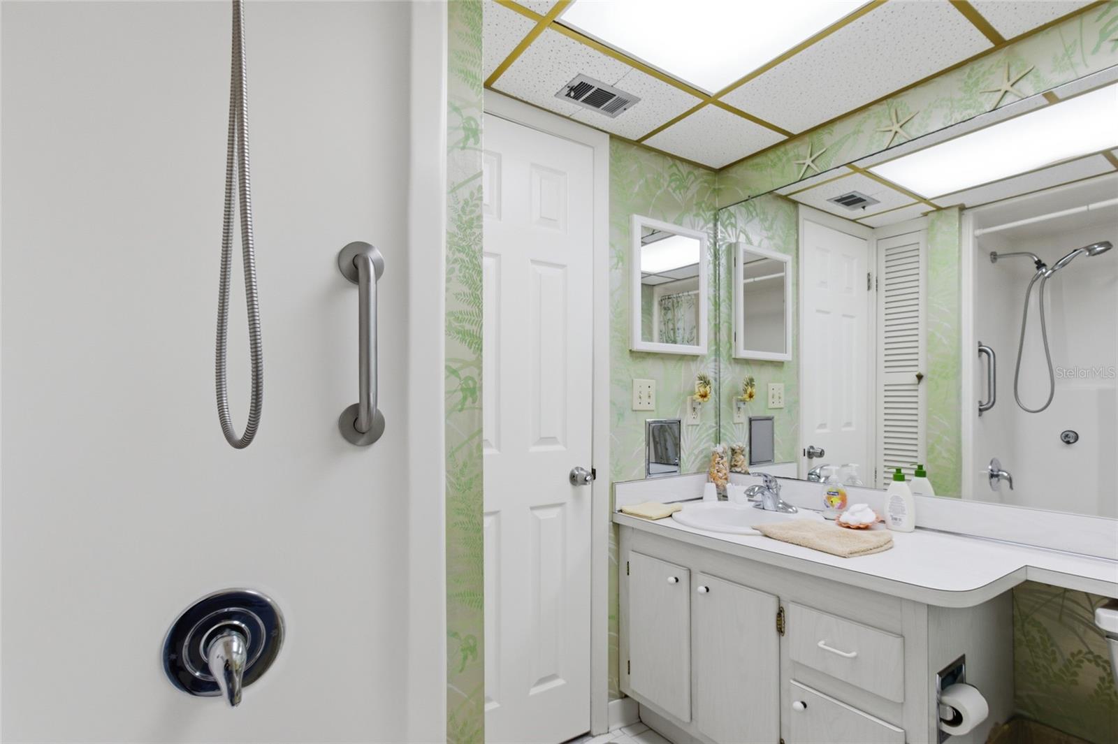 HARBOUR LIGHT TOWERS CONDO - Residential