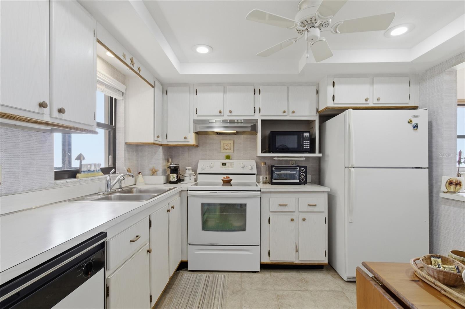 HARBOUR LIGHT TOWERS CONDO - Residential