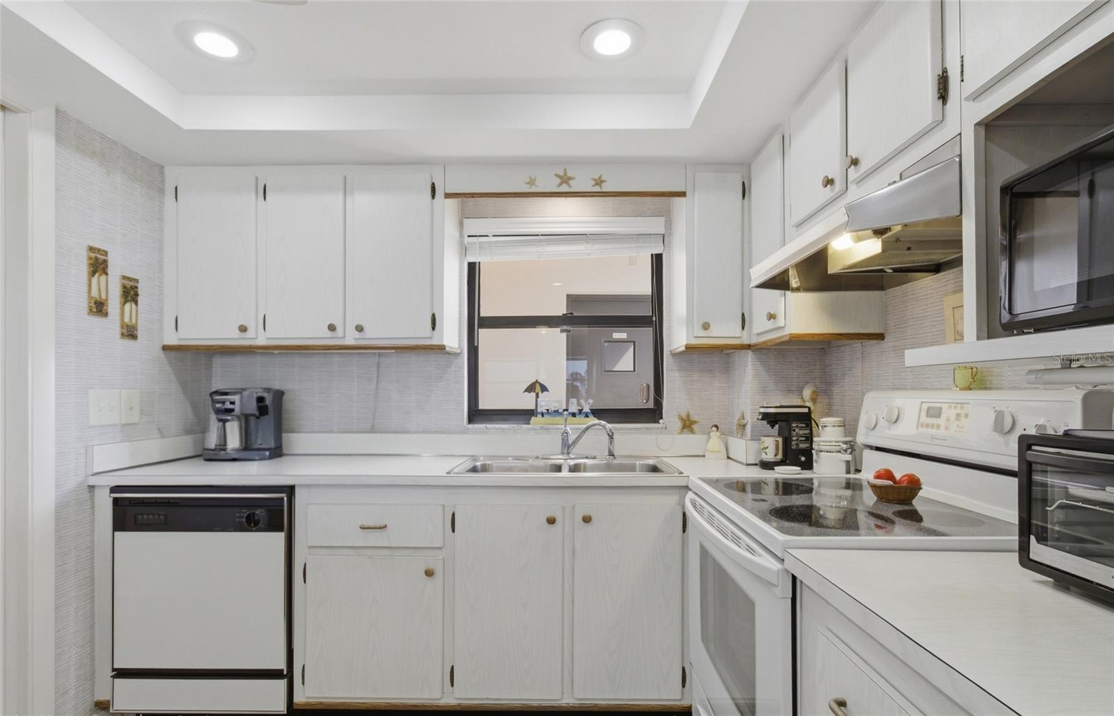 HARBOUR LIGHT TOWERS CONDO - Residential