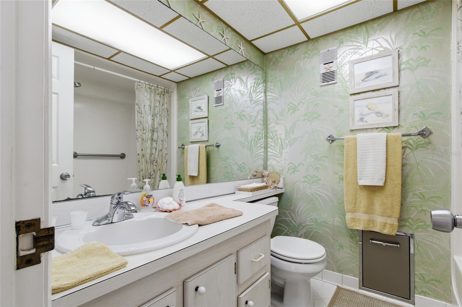 HARBOUR LIGHT TOWERS CONDO - Residential