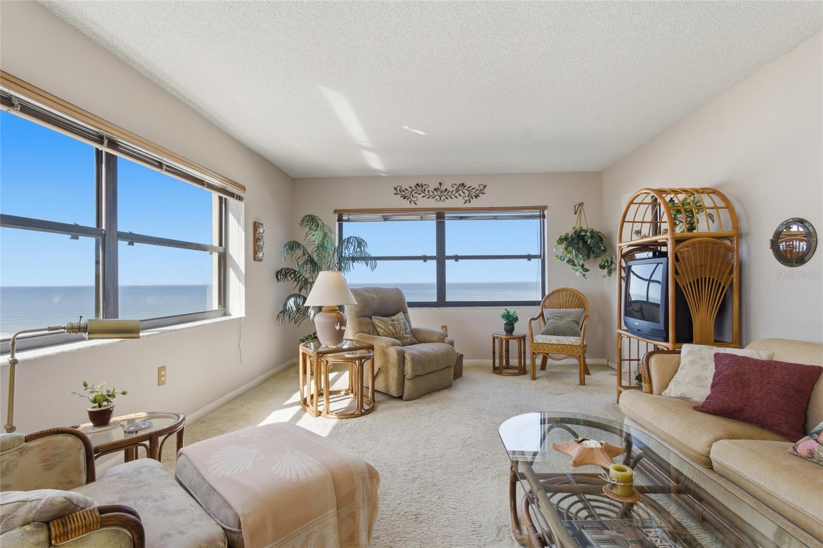 HARBOUR LIGHT TOWERS CONDO - Residential