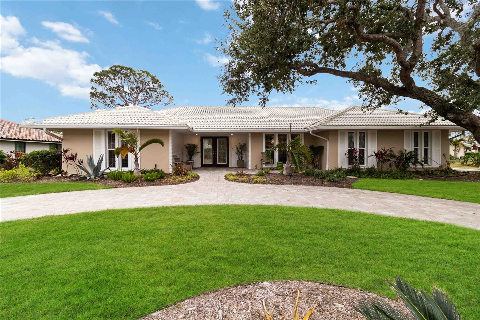 464 YACHT HARBOR DRIVE