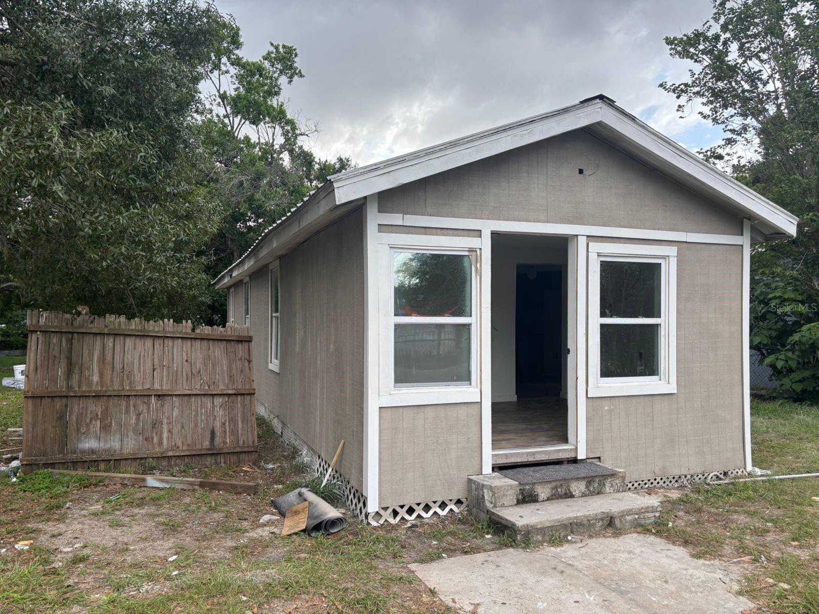 House in Winter Haven, Florida, with three bedrooms, one bathroom, and a laundry room. Recently renovated, cozy, and close to main routes, schools, and shopping. Just 30 minutes from Disney theme parks, Legoland, and much more. Excellent for investors and for your forever home.