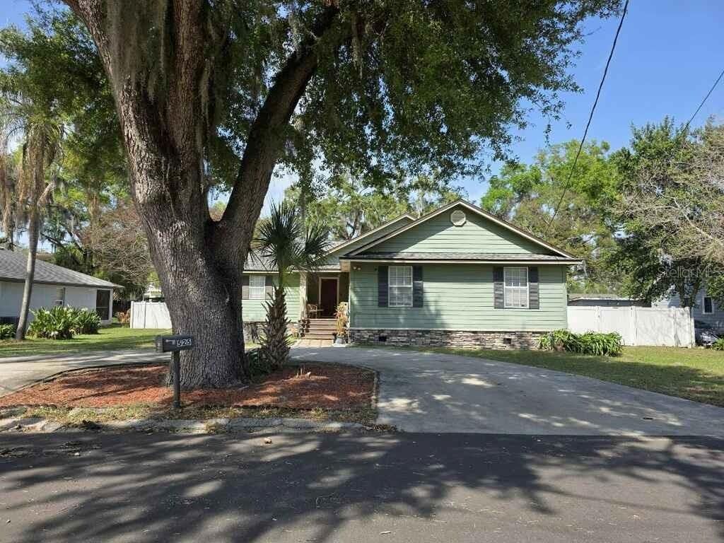 Photo of 525 Avenue A NE, Winter Haven, FL 33881 (MLS # S5146036)