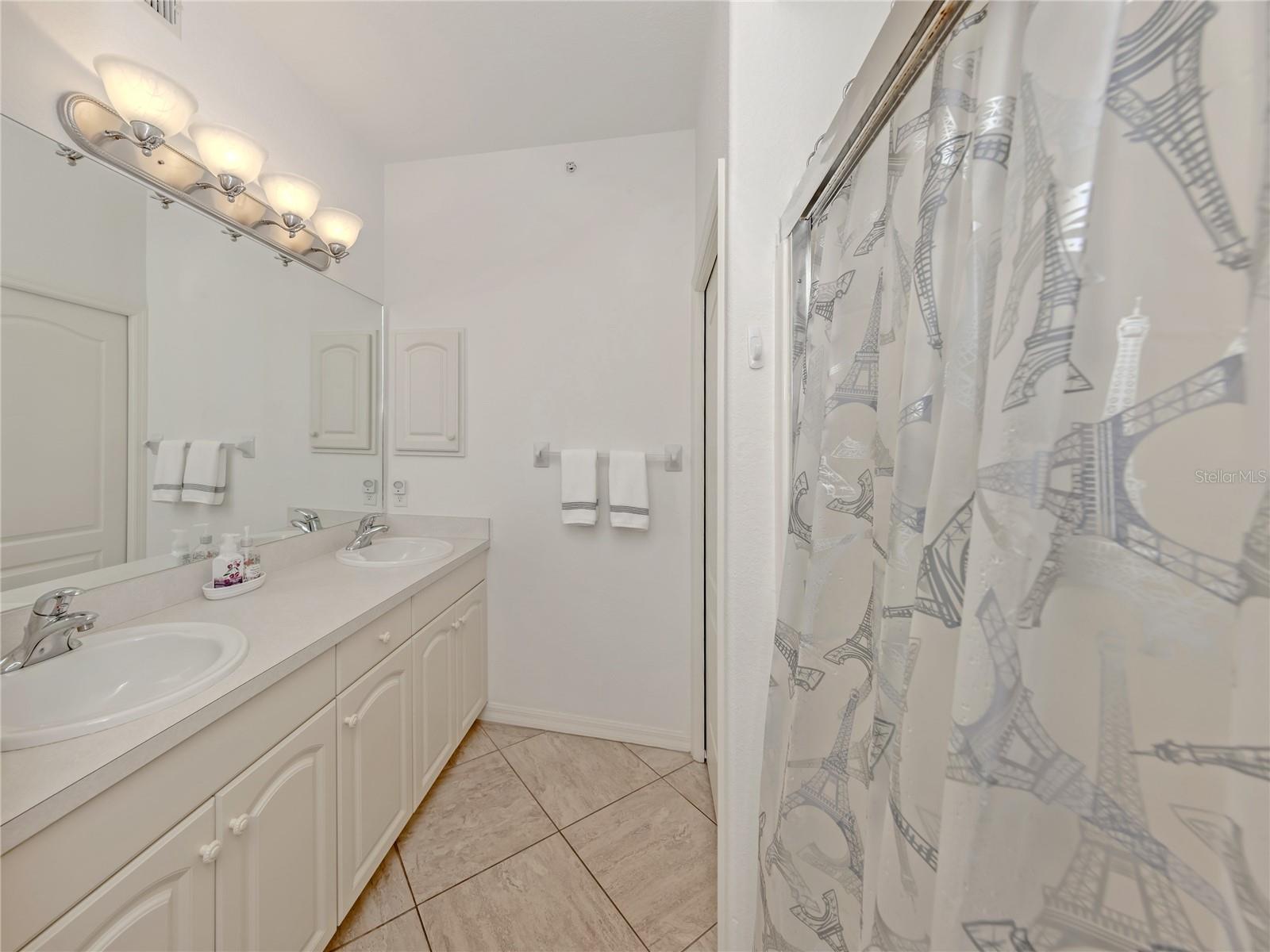 TUSCANY LAKE - Residential