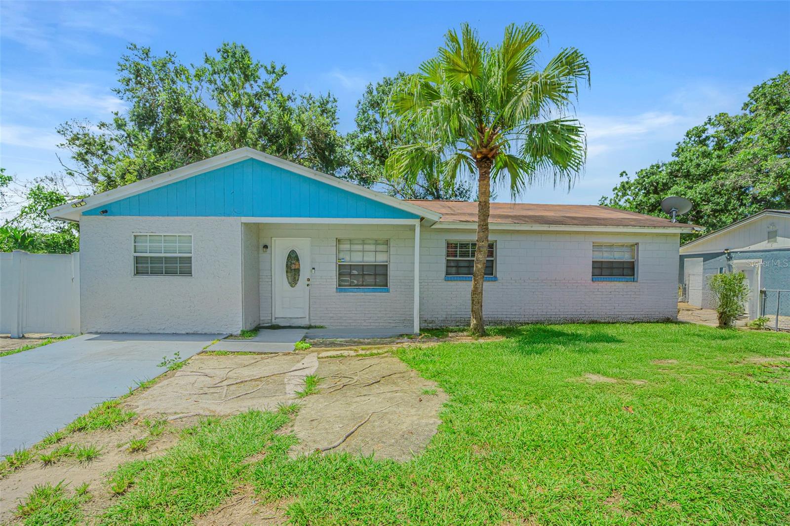 If you're looking for a property in a great area that also generates income, don't hesitate to visit this home. The main house features three bedrooms and one bathroom, and it includes an income-producing efficiency unit with its own bedroom, bathroom, and private entrance
Explore all of the urban amenities located minutes away from Bush Gardens, Tampa International Airport, Raymond James Stadium, Downtown Tampa, shopping mall, restaurants, fine dining, supermarkets, and public transportation. This house is a GRAND SLAM! Make your appointment today!