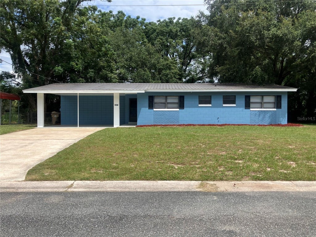 Photo of 2013 Live Oak Drive, Fruitland Park, FL 34731 (MLS # O6443491)