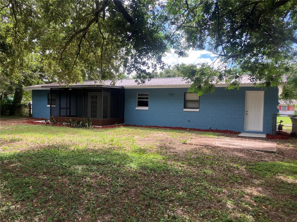 Photo of 2013 Live Oak Drive, Fruitland Park, FL 34731 (MLS # O6443491)
