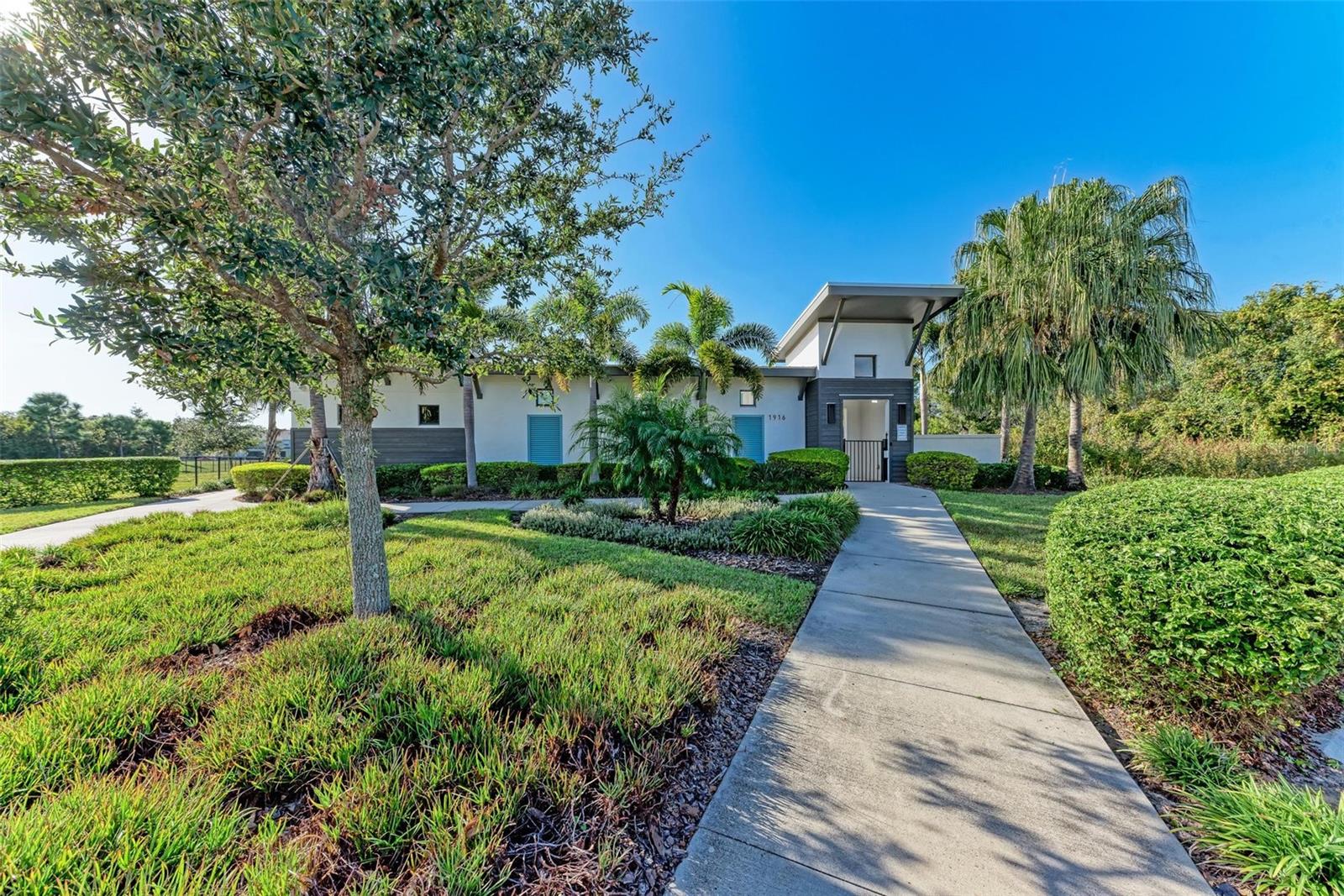 WOODLEAF HAMMOCK A REP OF A POR O - Residential Lease