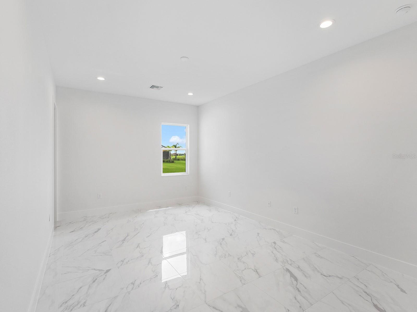 HAMPTON LAKES - Residential