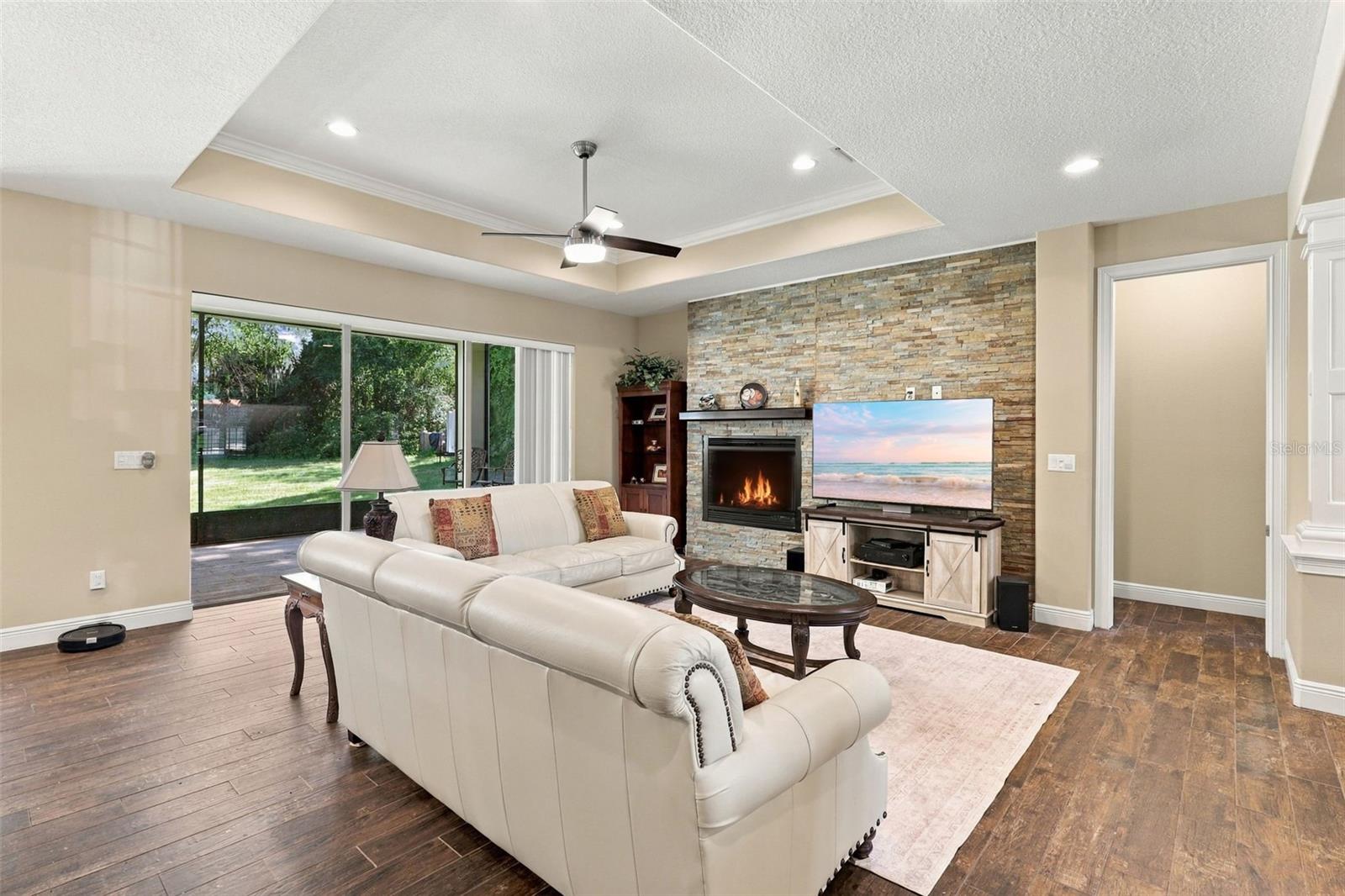 1806 GLENWOOD OAKS LANE
