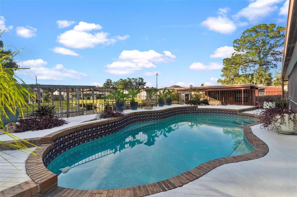 Photo of 32119 Pike Street, Tavares, FL 32778 (MLS # G5103995)