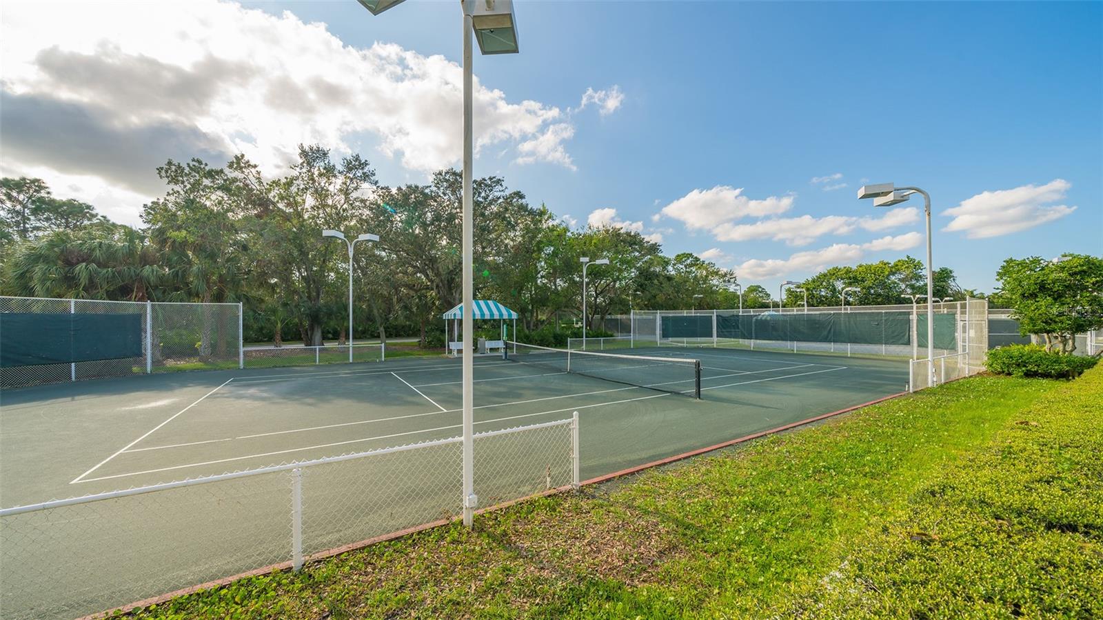 UNIVERSITY PARK COUNTRY CLUB-HENLEY - Residential