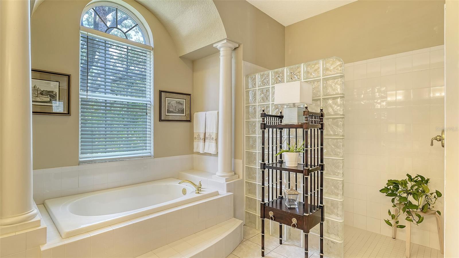 UNIVERSITY PARK COUNTRY CLUB-HENLEY - Residential