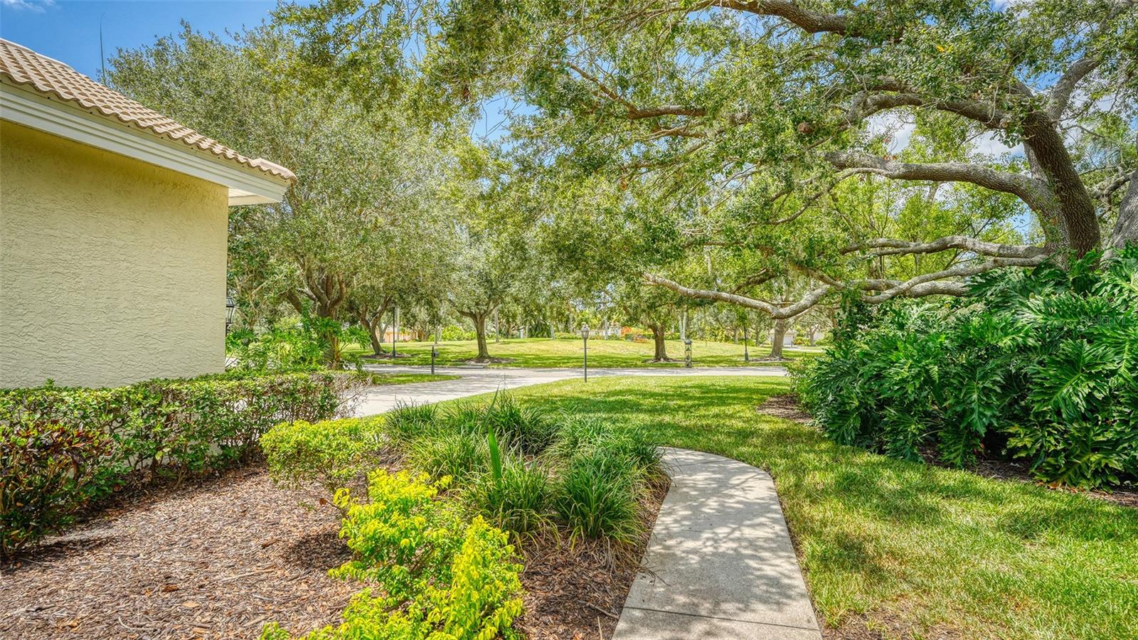 UNIVERSITY PARK COUNTRY CLUB-HENLEY - Residential