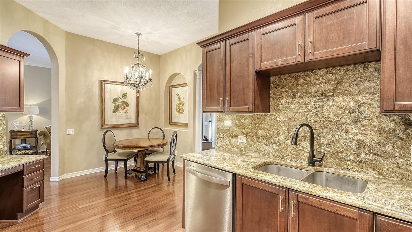 UNIVERSITY PARK COUNTRY CLUB-HENLEY - Residential