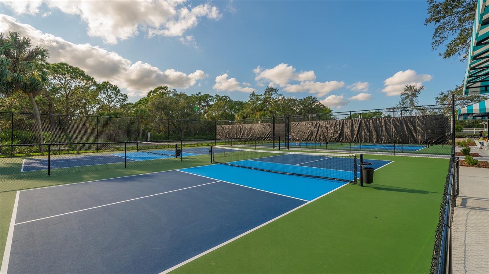 UNIVERSITY PARK COUNTRY CLUB-HENLEY - Residential