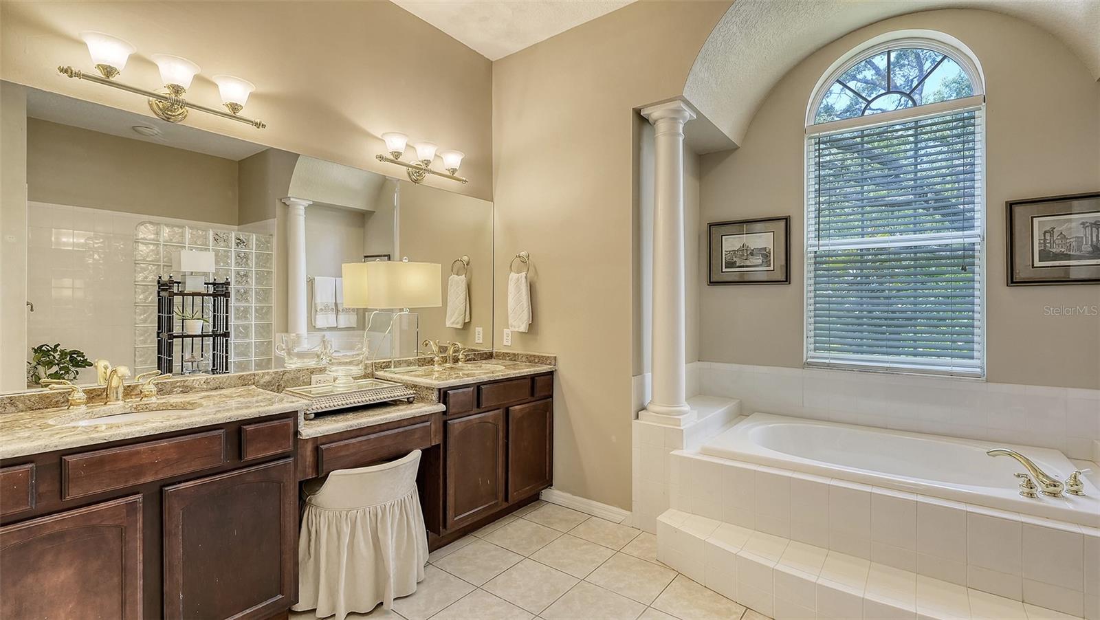 UNIVERSITY PARK COUNTRY CLUB-HENLEY - Residential