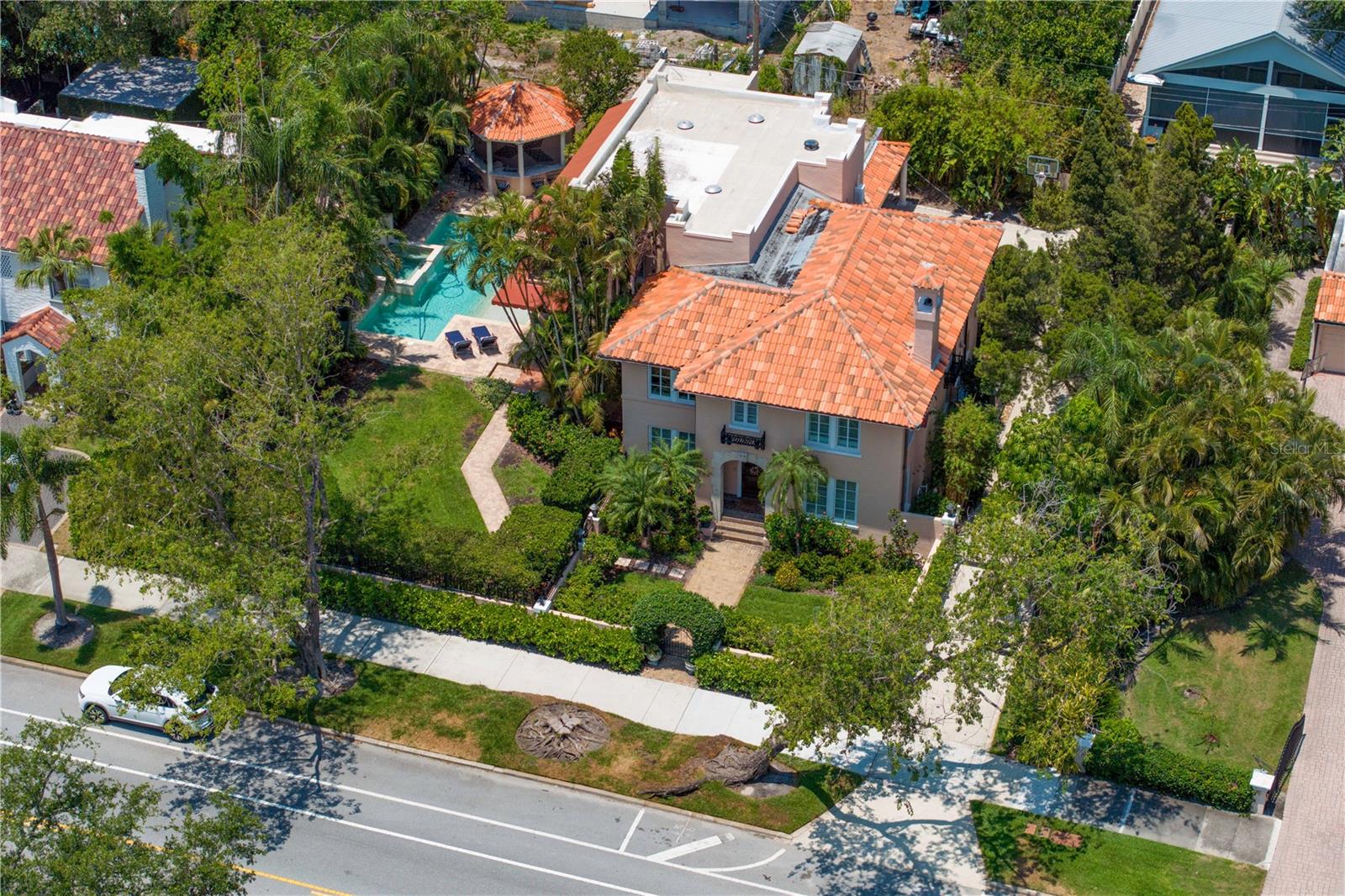 136 W DAVIS BOULEVARD
