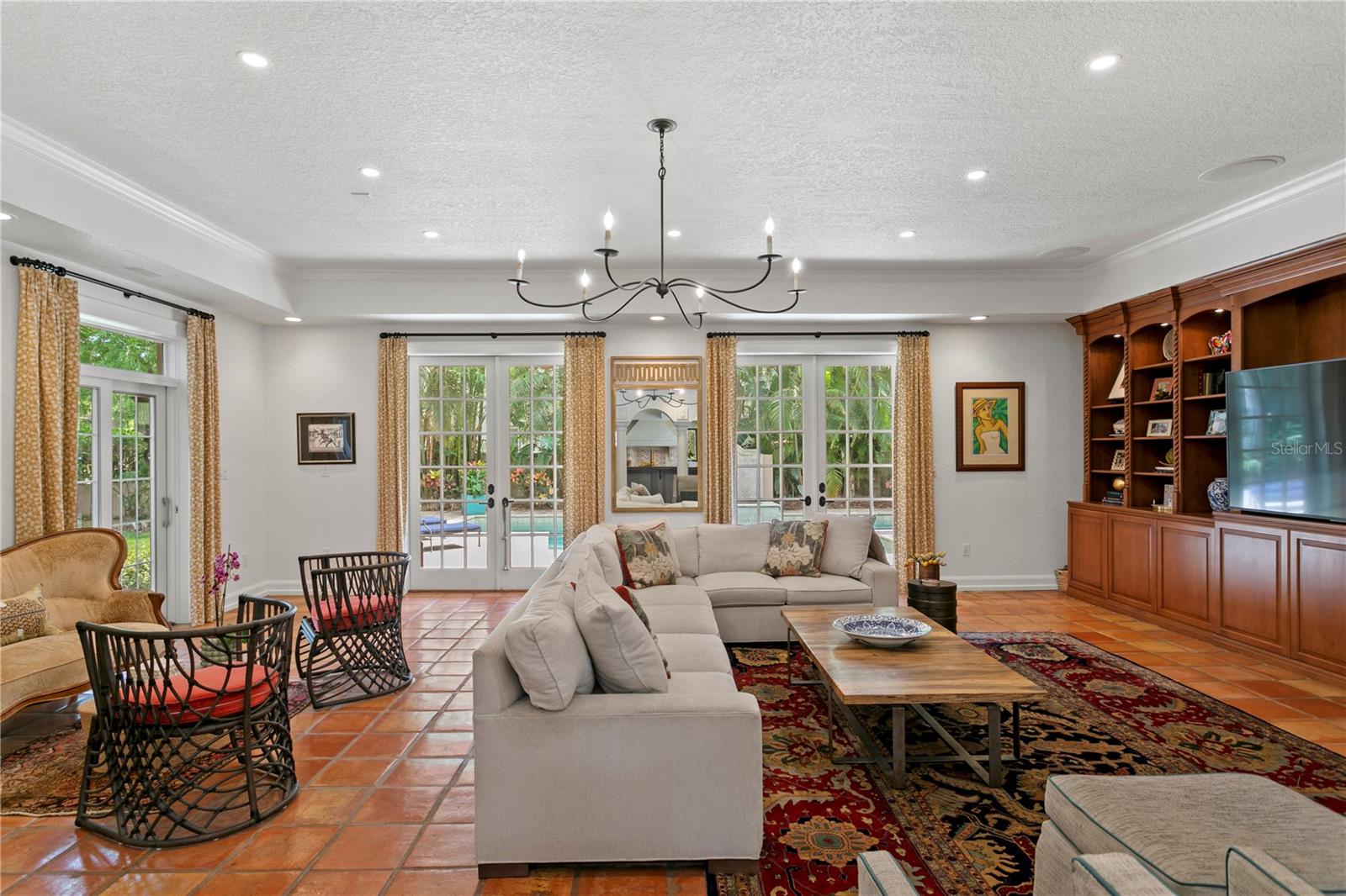 136 W DAVIS BOULEVARD