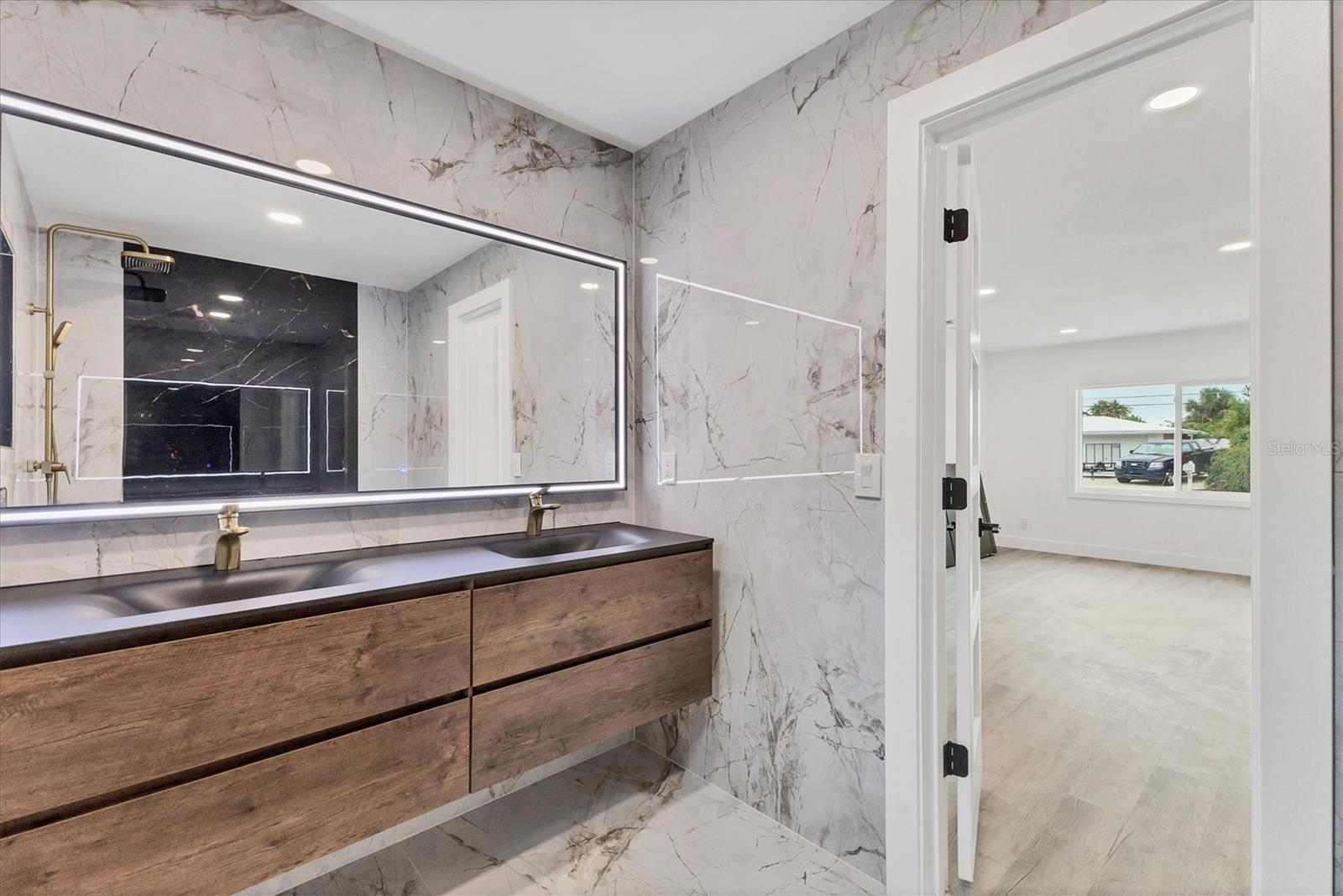 SOUTH VENICE - Residential