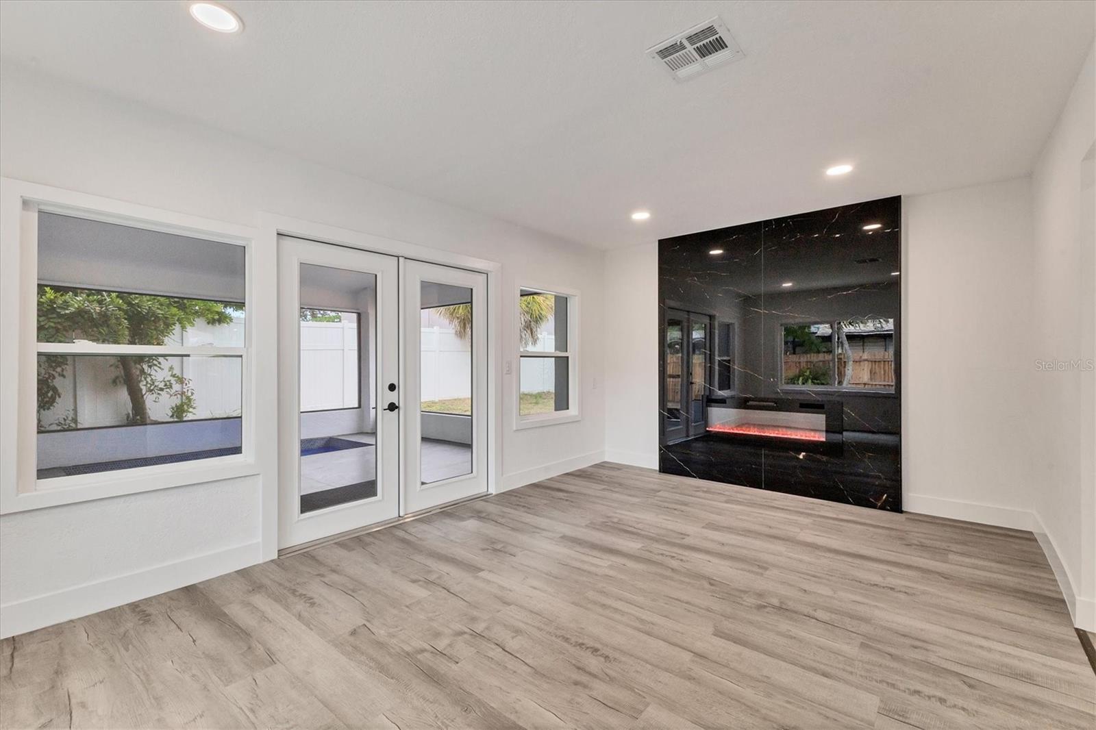 SOUTH VENICE - Residential