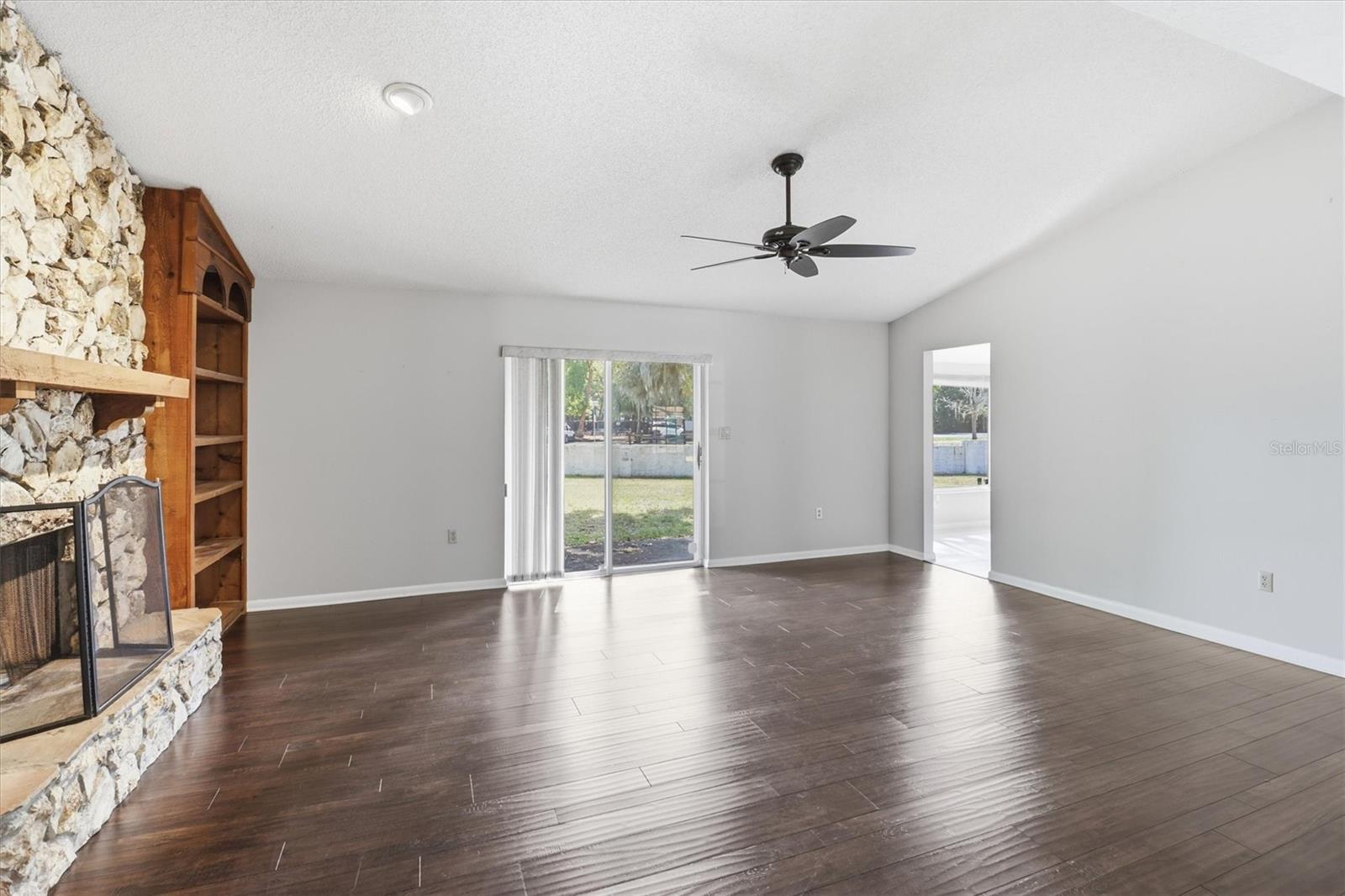 COLONIAL POINT - Residential