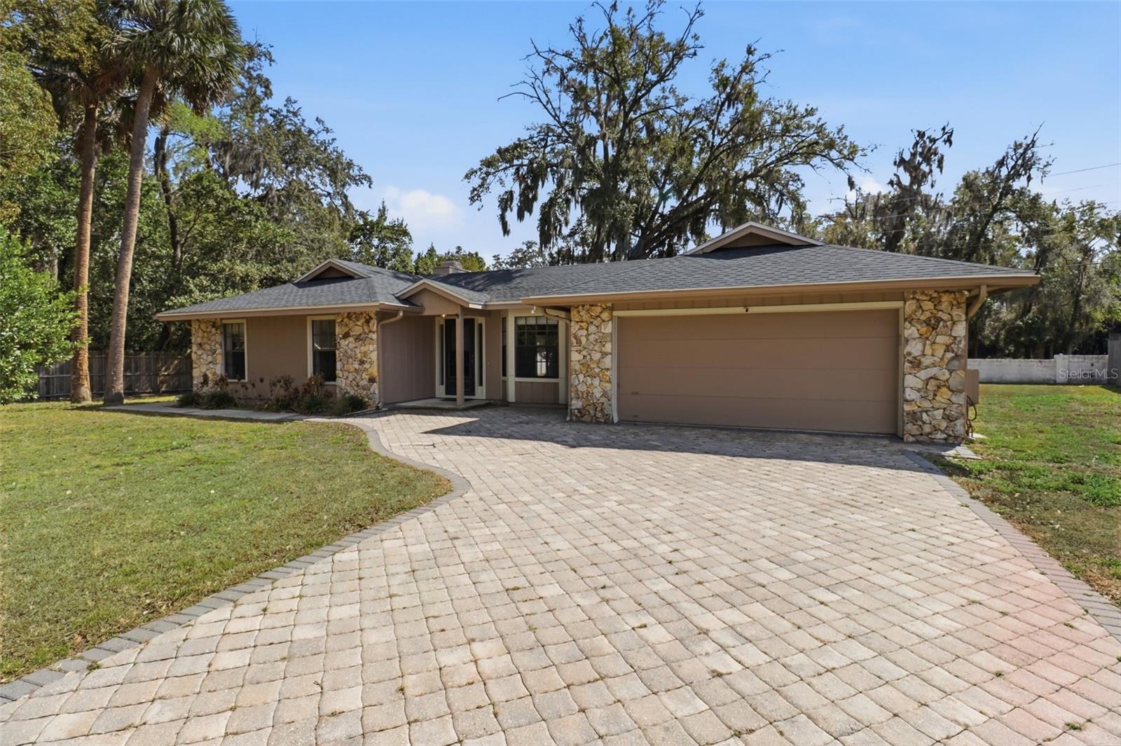 COLONIAL POINT - Residential