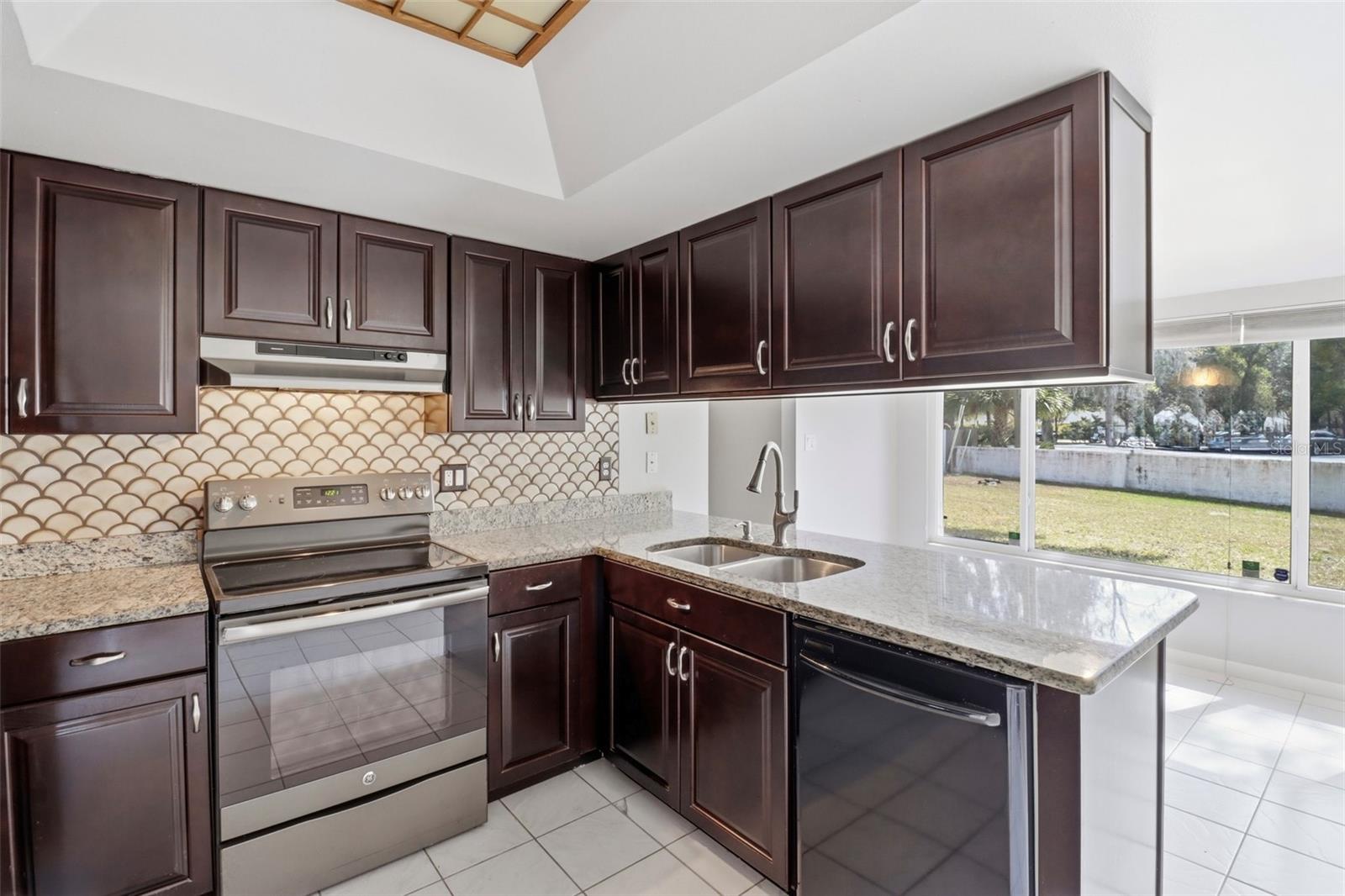 COLONIAL POINT - Residential