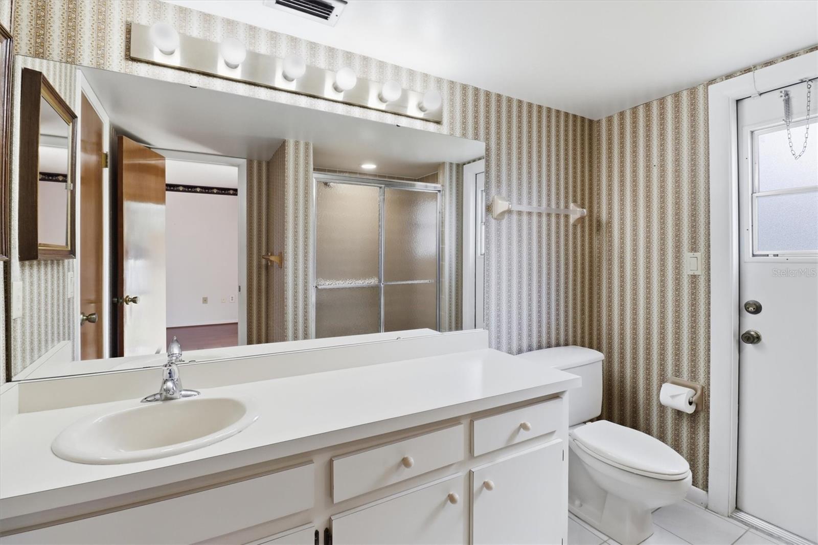 COLONIAL POINT - Residential