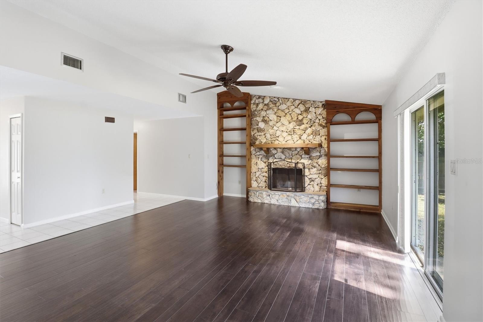 COLONIAL POINT - Residential