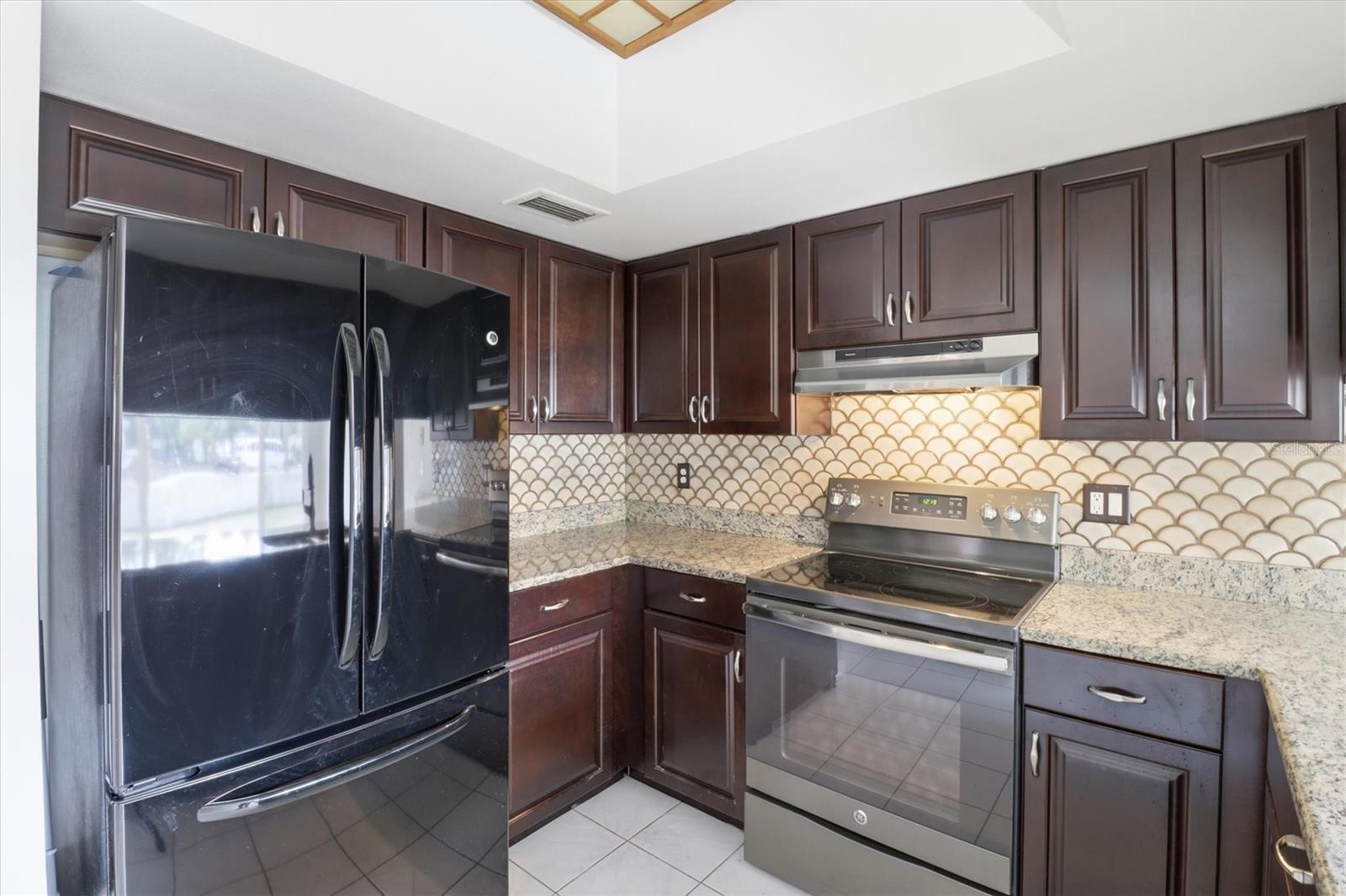 COLONIAL POINT - Residential