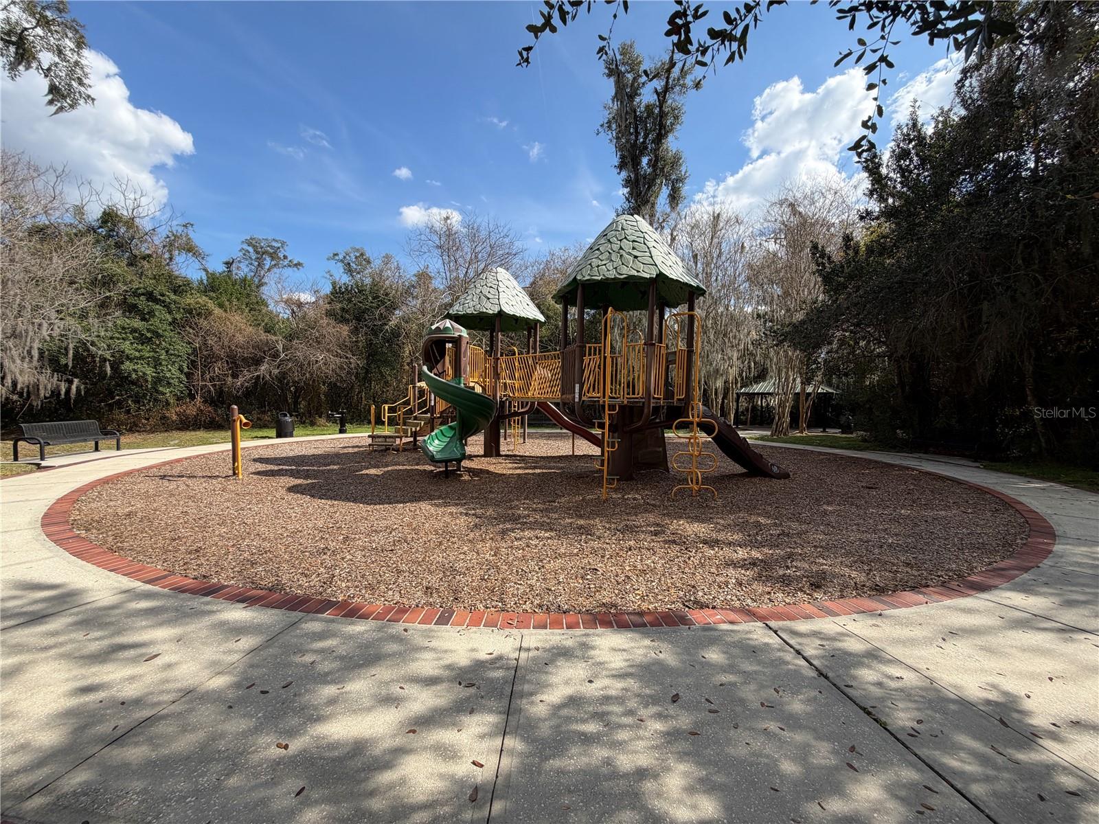 COLONIAL POINT - Residential