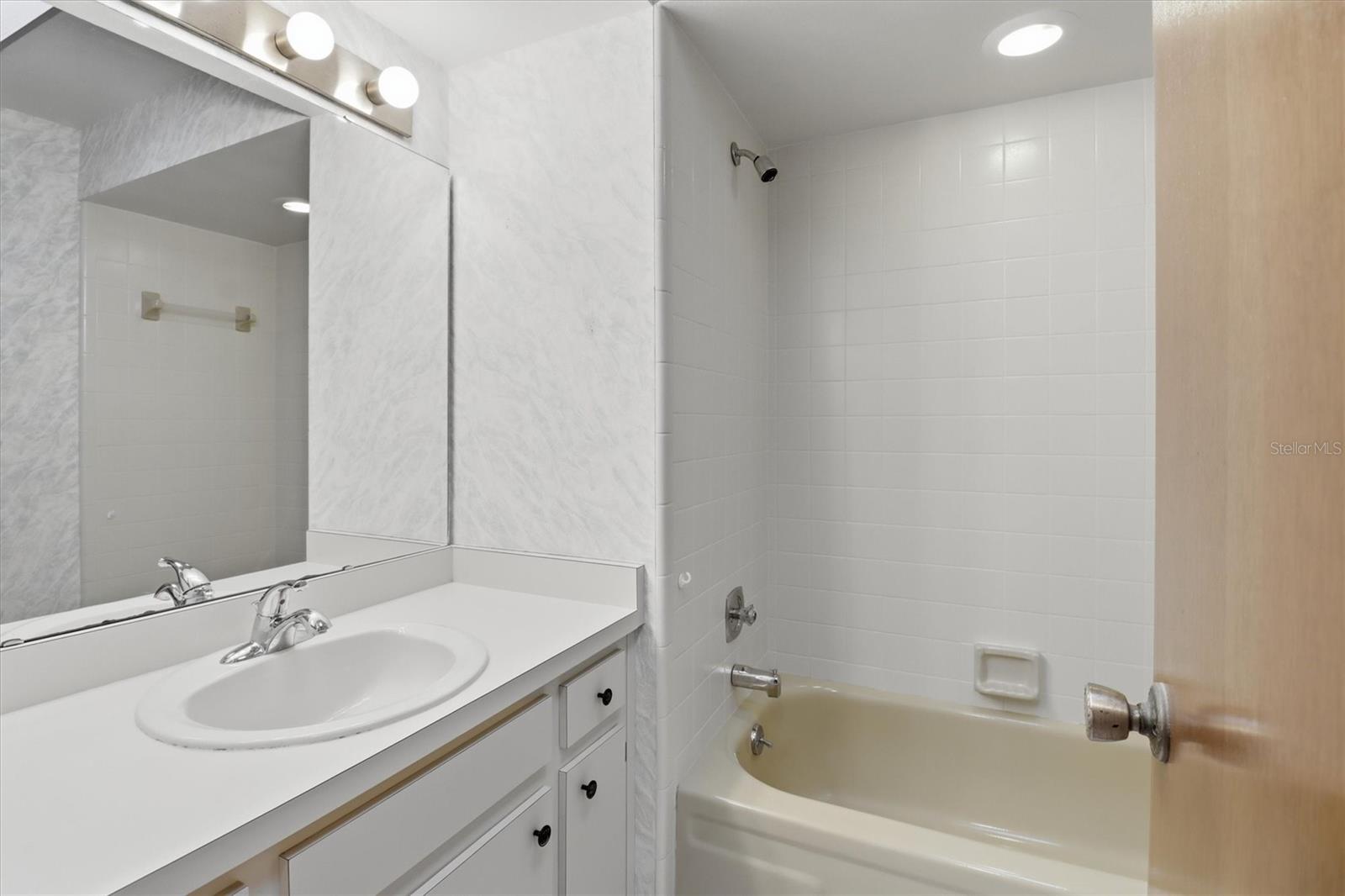 COLONIAL POINT - Residential