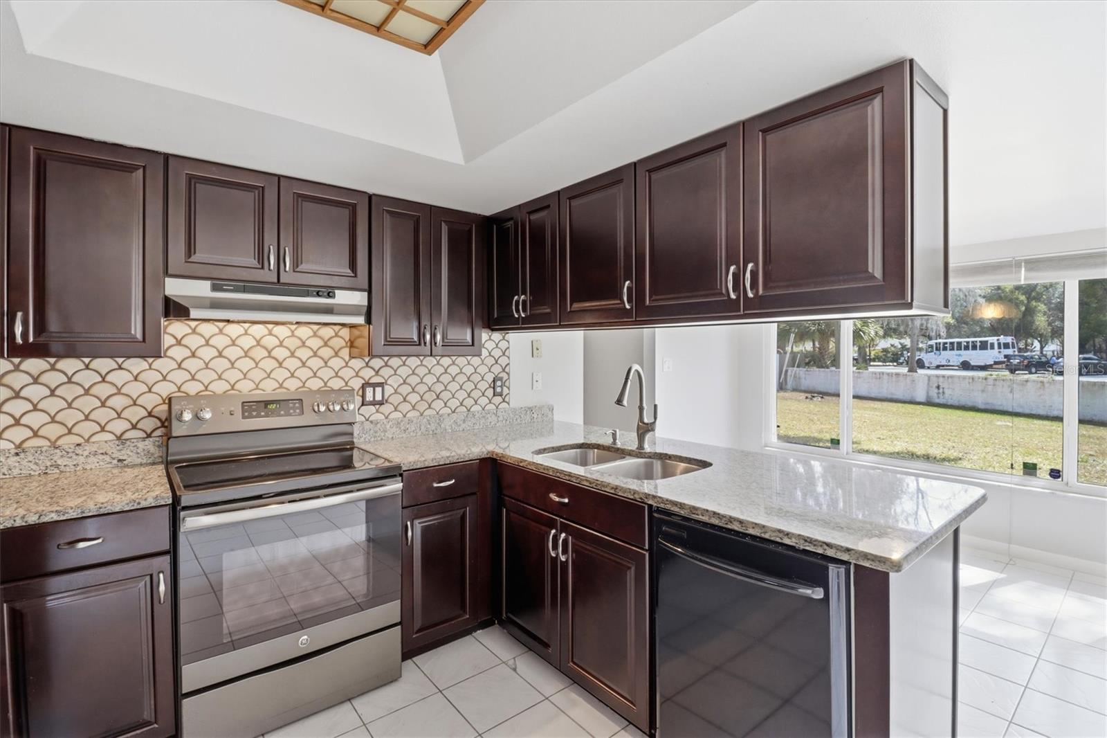 COLONIAL POINT - Residential