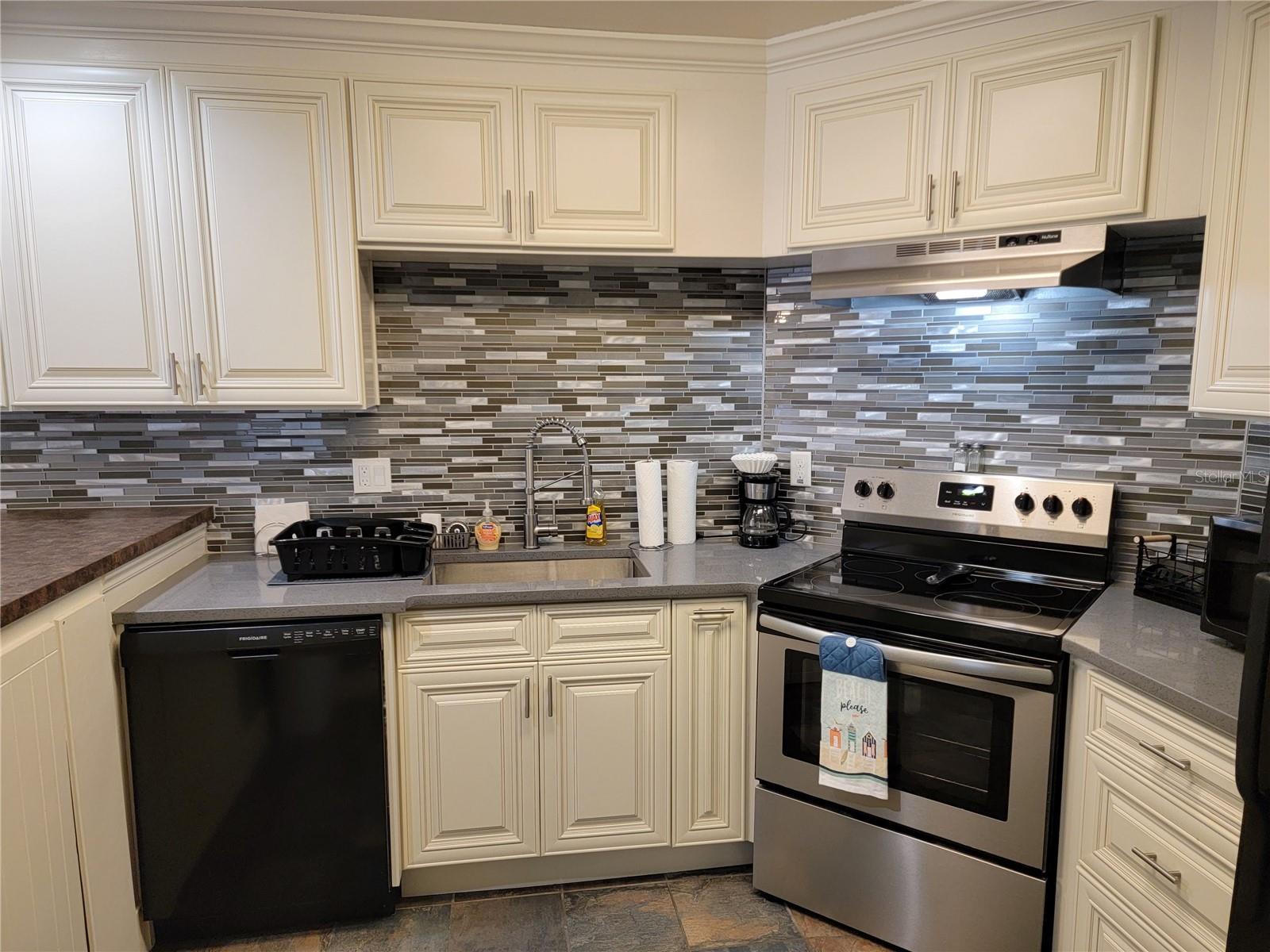 WANDER RESIDENCES OF TIERRA VERDE - Residential Lease